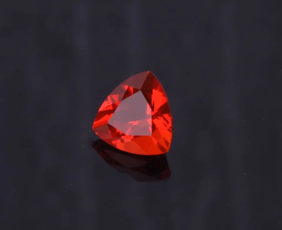 Feueropal Trillion facettiert 1,77ct rot-orange — Aufnahme 1