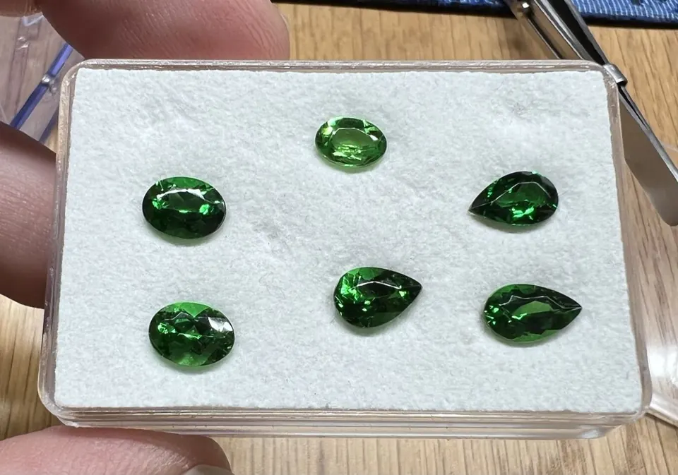 GR-TS11_LOT 6 Tsavorite ov+pear 7,40ct_du-grün — Aufnahme 1