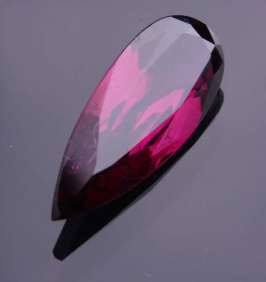 Royal Garnet Tropfen facettiert 6,44ct purple, Mozambique — Aufnahme 1