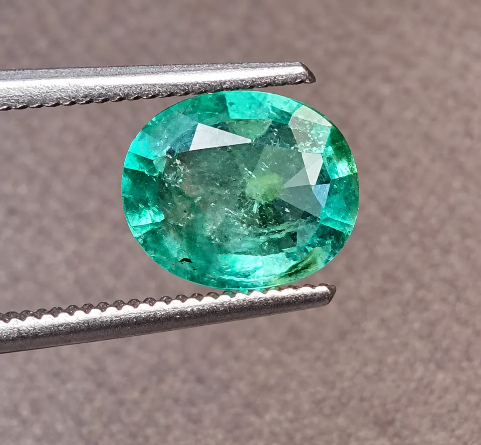 Smaragd oval fac.1,70ct (behandelt) — Aufnahme 1