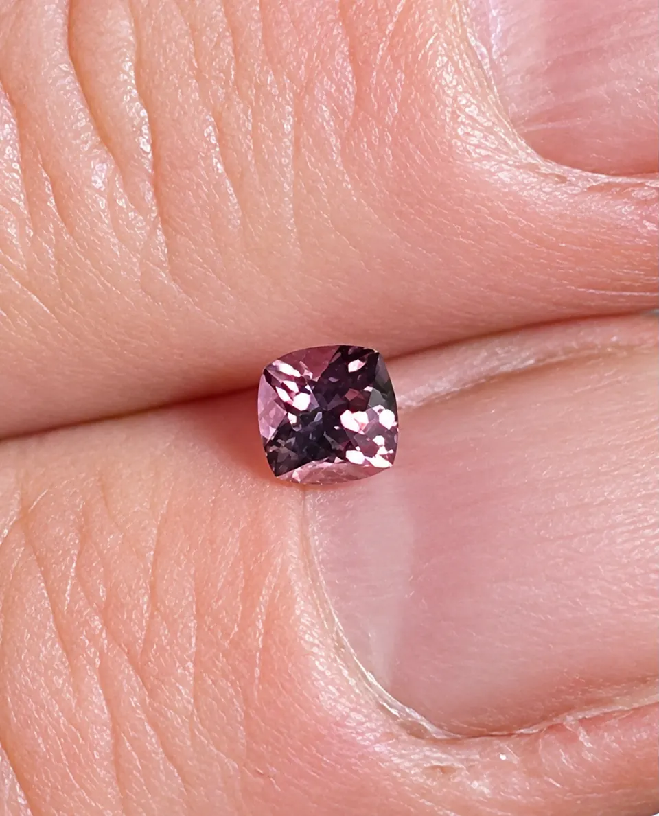 Farbwechsel-Granat cushion cut 0,66ct pink-violett — Aufnahme 1