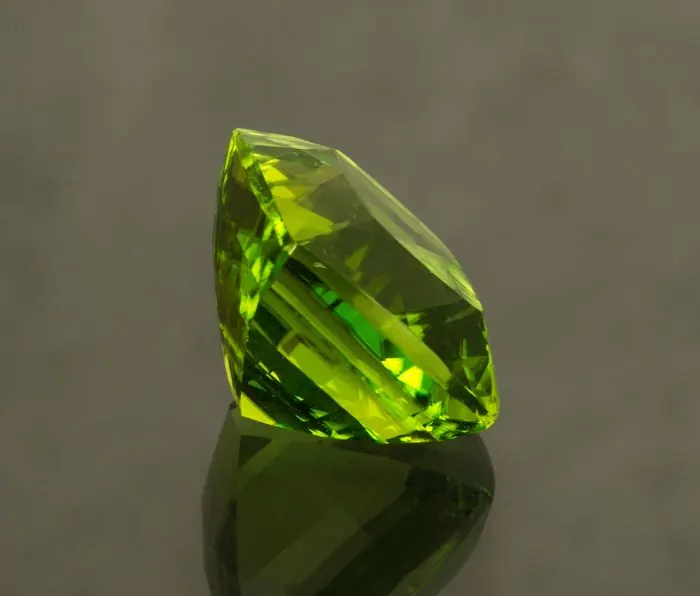Peridot cusion facettiert 11,49ct grün Burma (GRS) — Aufnahme 3