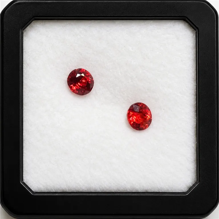 Spinell Pärchen rund facettiert 1,09ct rot Burma — Aufnahme 1