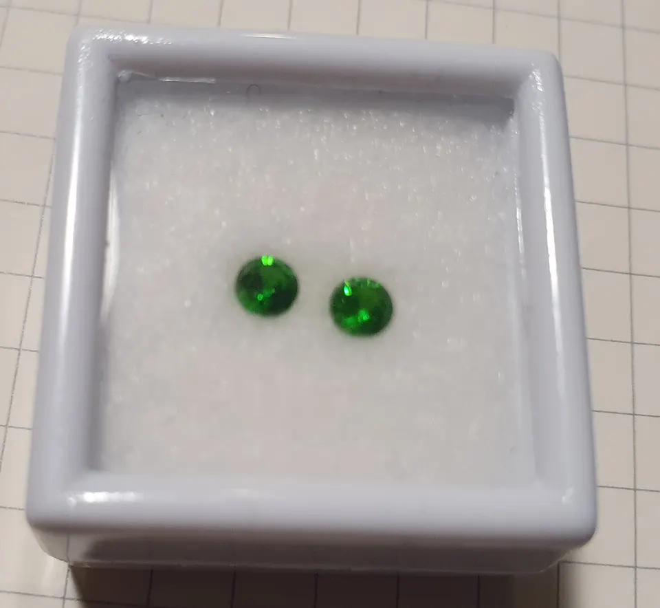 Demantoide (Russ.) rund, je. ca. 3-4mm (ca. 0,15ct/Stk.), leuchtendes grün