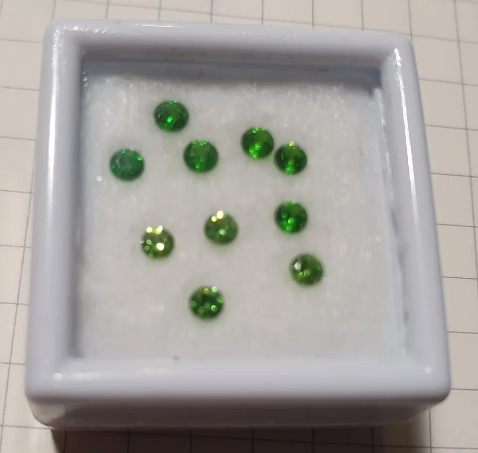 Demantoide (Russ.) rund, je. ca. 3-4mm (ca. 0,15ct/Stk.), leuchtendes grün