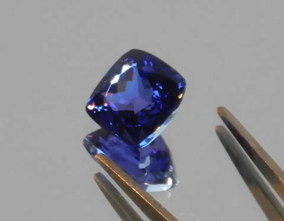 Tansanit cushion 4,85ct, augenrein