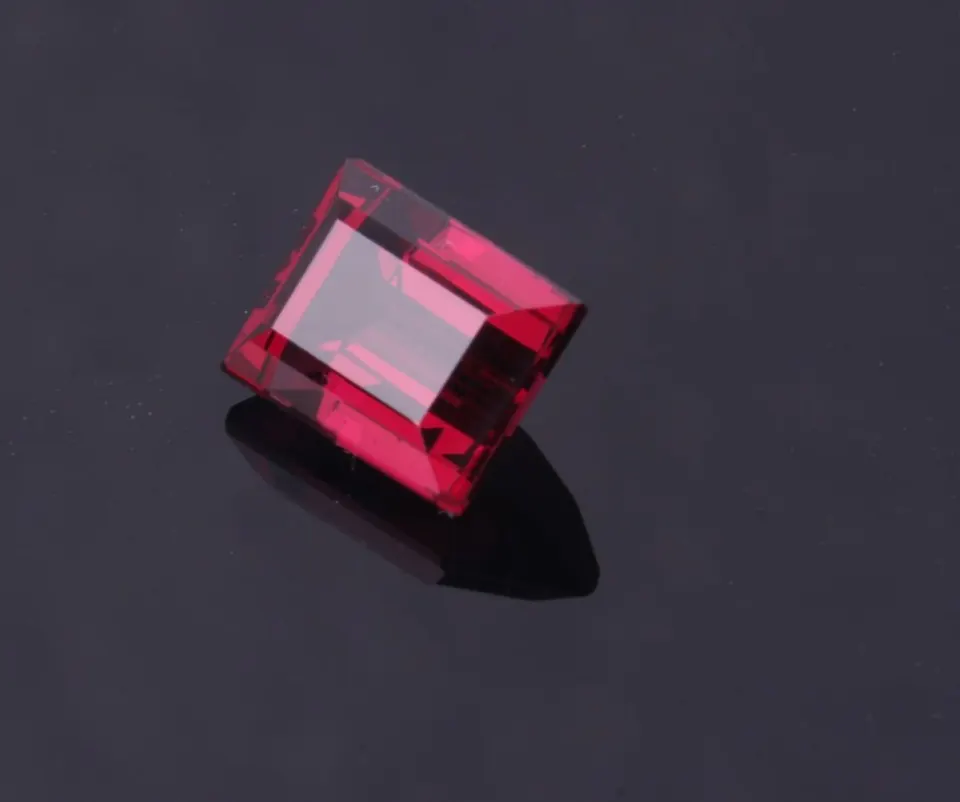 Rhodolit-Granat rechteckiger Treppenschliff 4,02ct