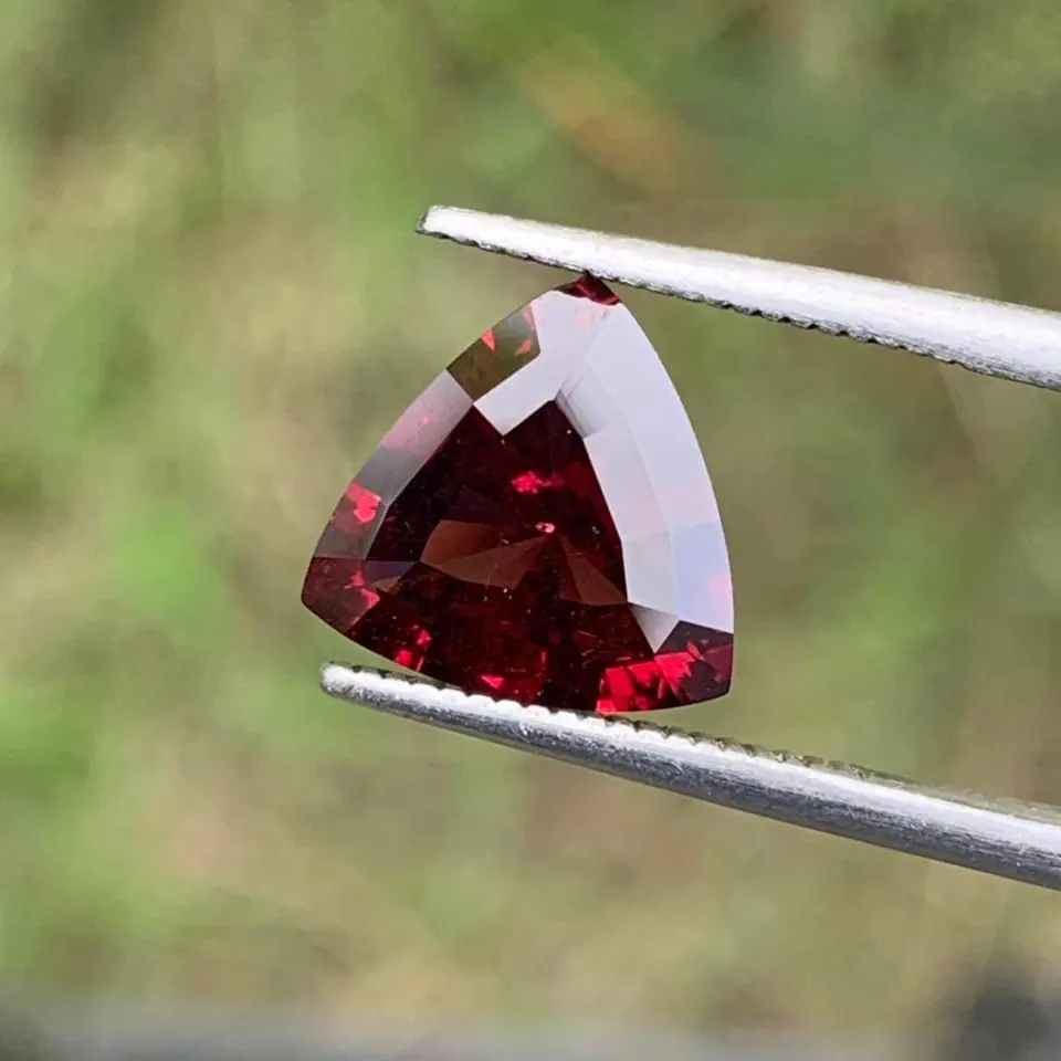 Granat (allg.), Trilliant, facettiert, 2,60 ct, 9,7x9,7x9,5 mm