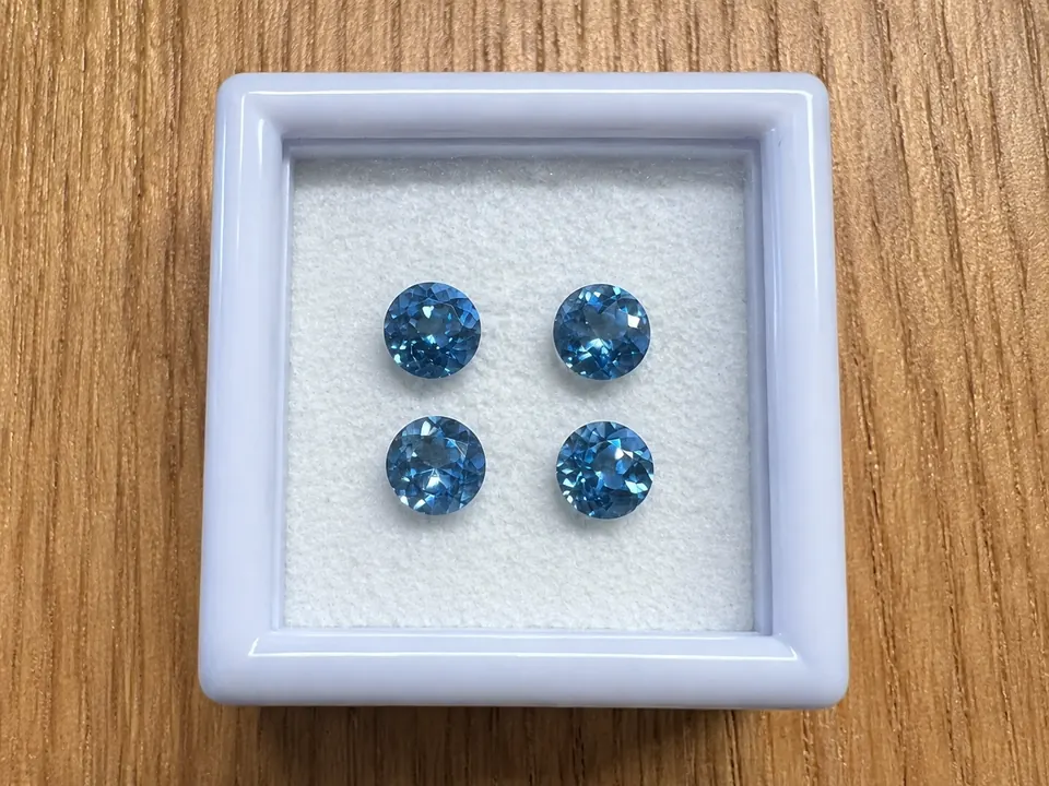Aquamarine Lot (4 Stk. d=4) rund facettiert, dark blue