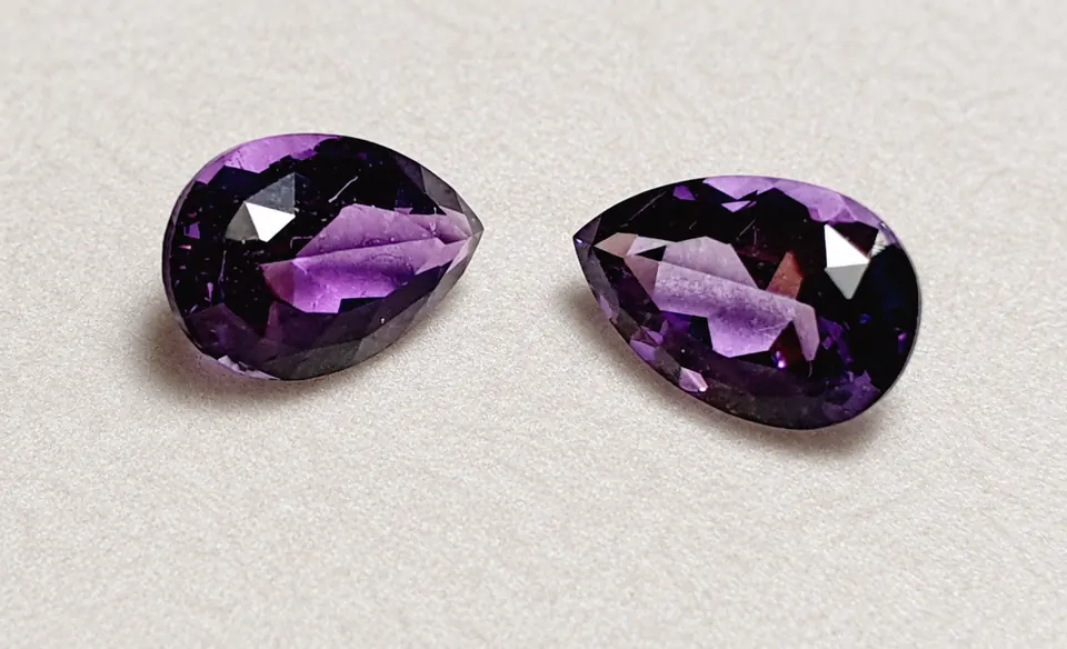 Amethyst Pärchen pear cut 2,52t intense purple