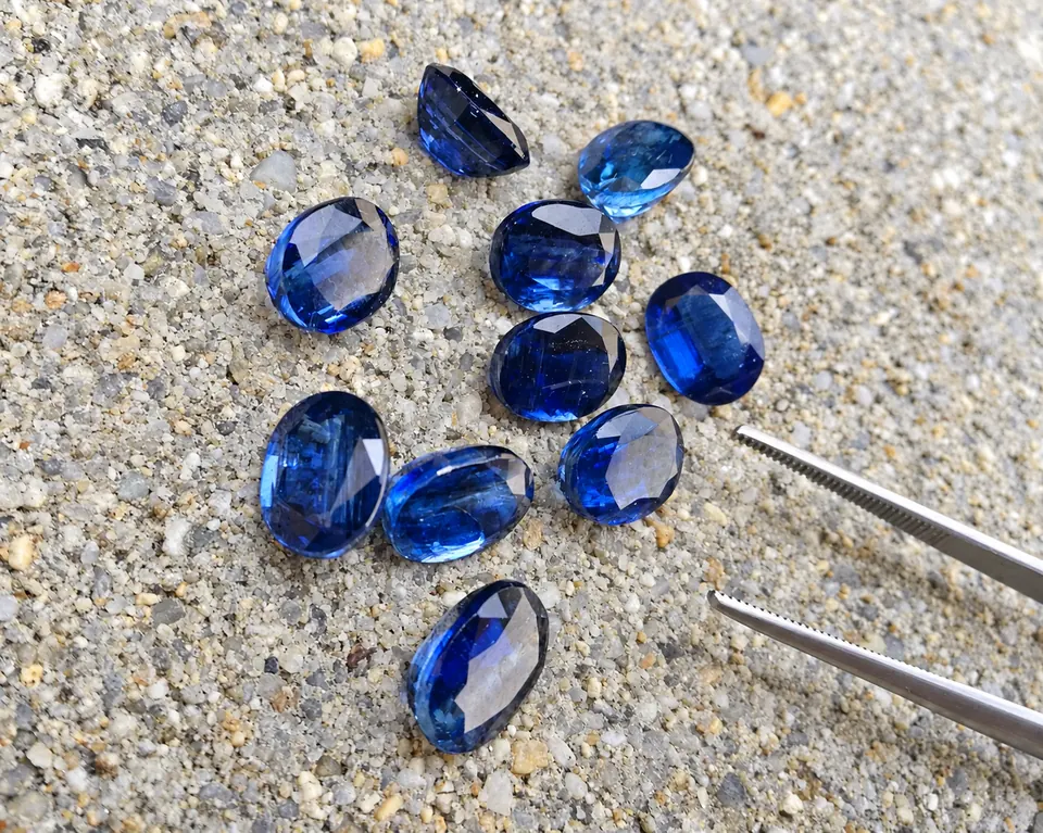 Kyanit (Disthen), Oval, facettiert, 18,81 ct, div. mm