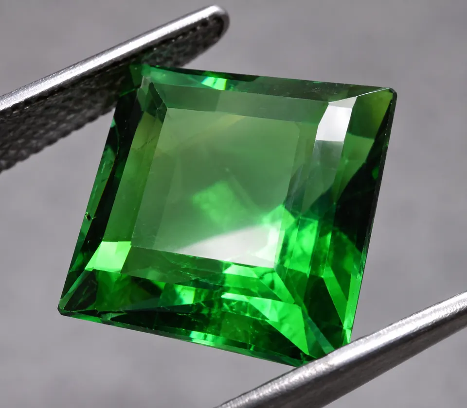 Moldavit + Tektite, Prinzess Cut od. quadratisch, facettiert, 12,01 ct