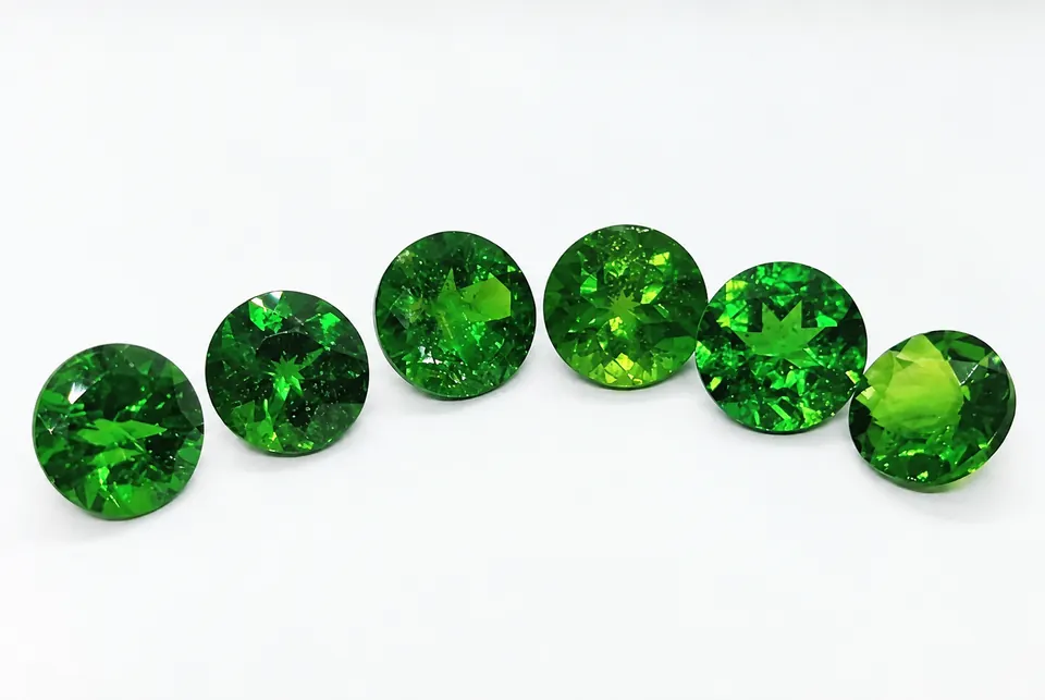 Diopsid, Rund, Brillantschliff, 3,30 ct, d=6,0 mm, Russland