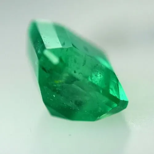 Smaragd, Smaragdschliff (oktagon), Treppenschliff, 0,82 ct, 5,83x5,20x3,68 mm, Kolumbien