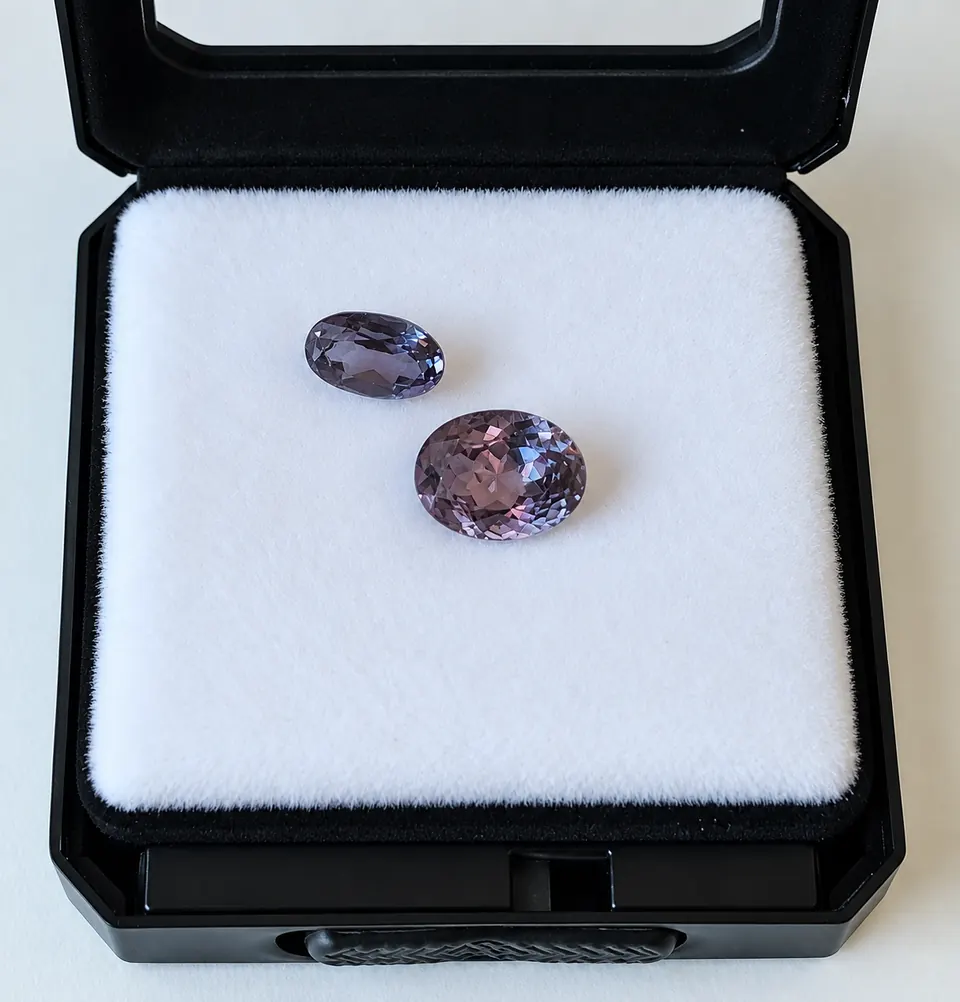 Farbwechsel-Granat, Oval, facettiert, 0,80 ct, 6,70x4,51 mm, Kenia