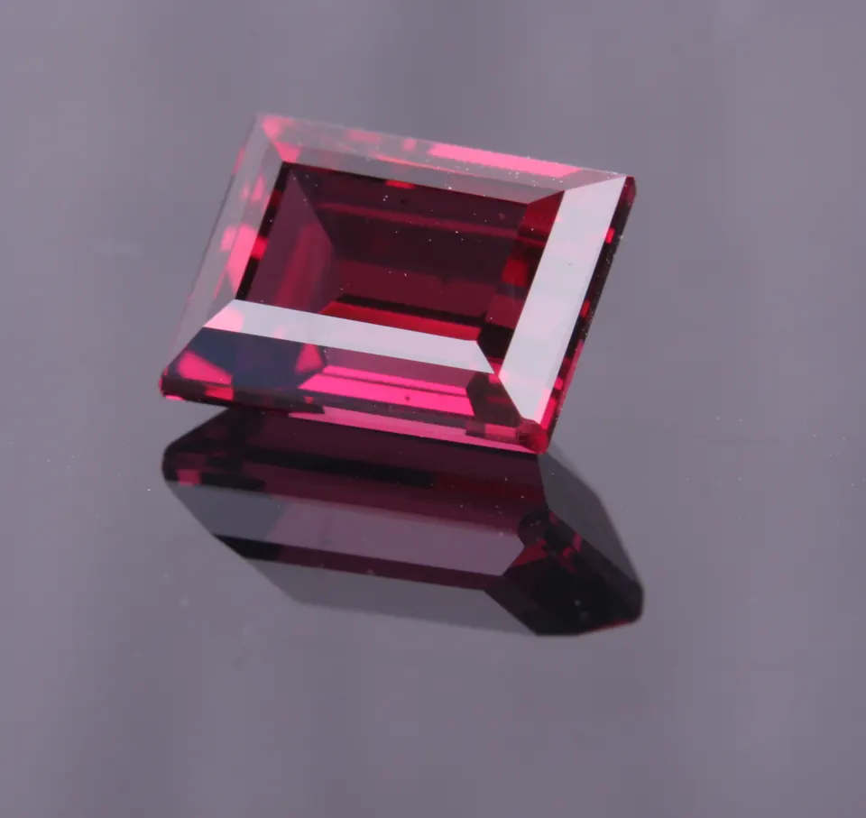 Rhodolit-Granat rechteckiger Treppenschliff 4,02ct — Aufnahme 2
