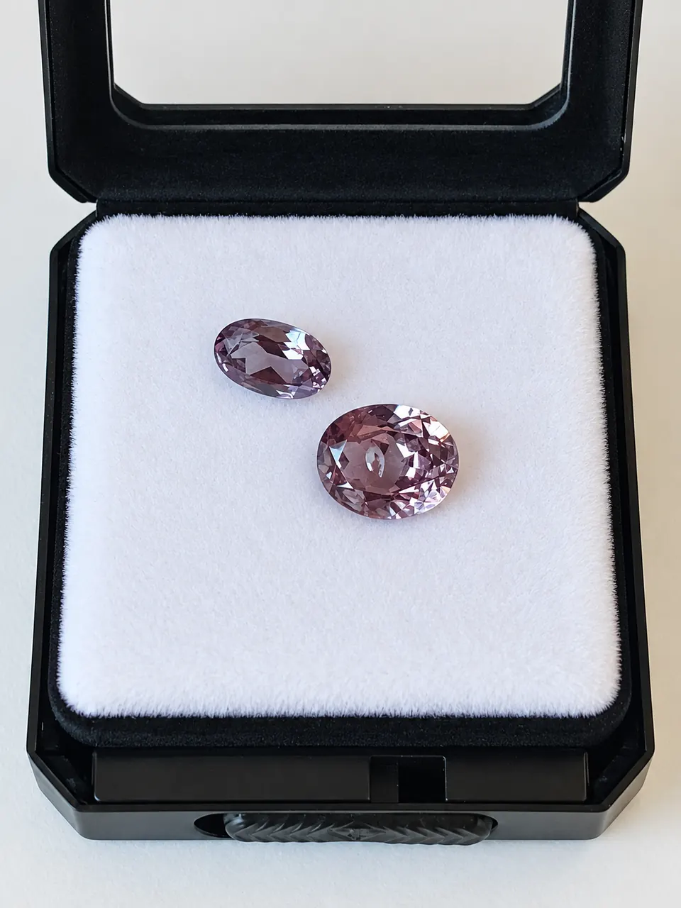 Farbwechsel-Granat, Oval, facettiert, 0,80 ct, 6,70x4,51 mm, Kenia