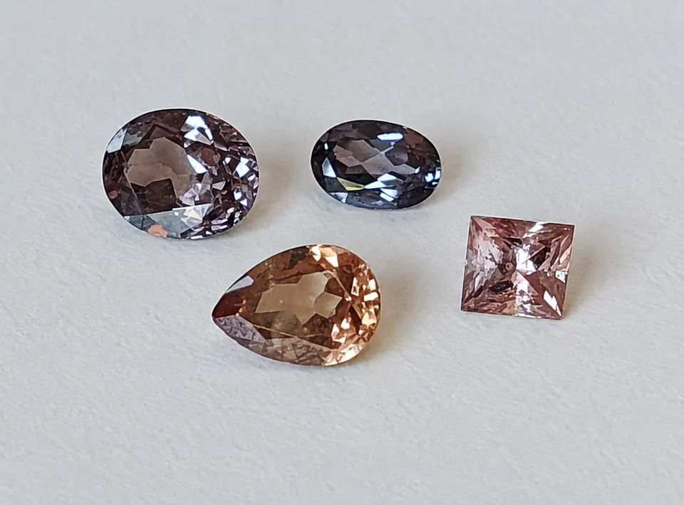 Farbwechsel-Granat, Oval, facettiert, 0,80 ct, 6,70x4,51 mm, Kenia