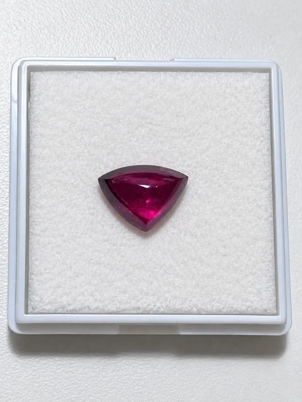 Roter Granat Trillion Cabochon 5,71ct purple-red