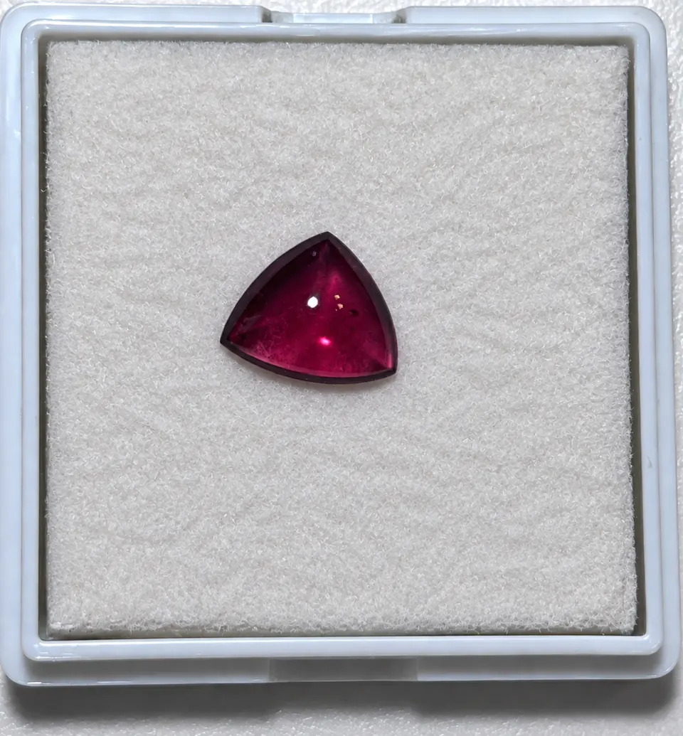 Roter Granat Trillion Cabochon 3,39ct purple-red