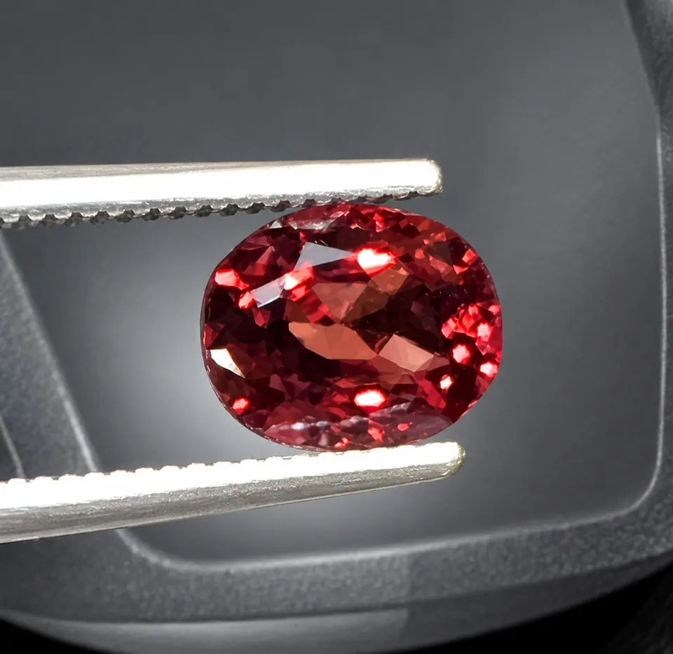 Spinell oval facettiert 1,52ct rot-orange Burma