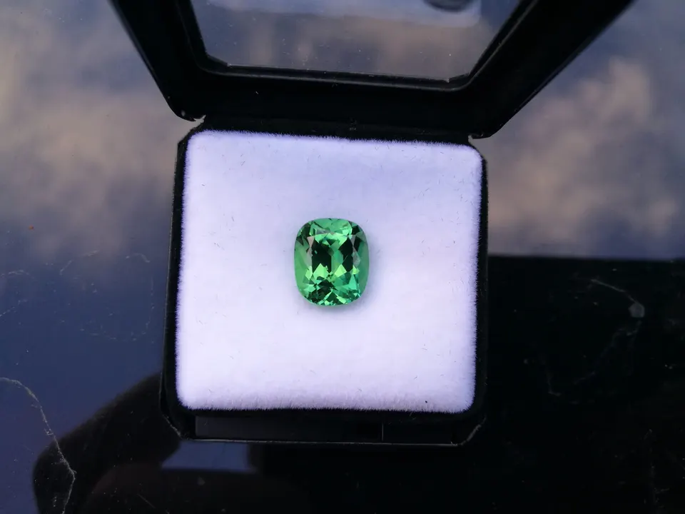 Turmalin (mintgrün) namibia cushion fac. 10,2x8,7mm - 3,90ct (TUR-11)