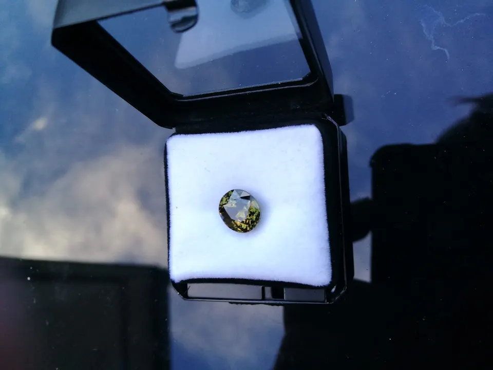 Demantoid in außergewöhnlicher Größe oval (Namibia) 4,54ct gelbl.grün