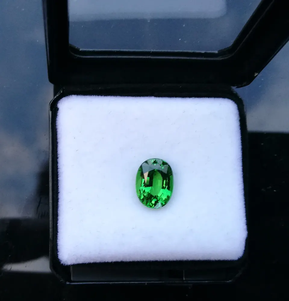 Tsavorit oval, 2,91ct leuchtend grün