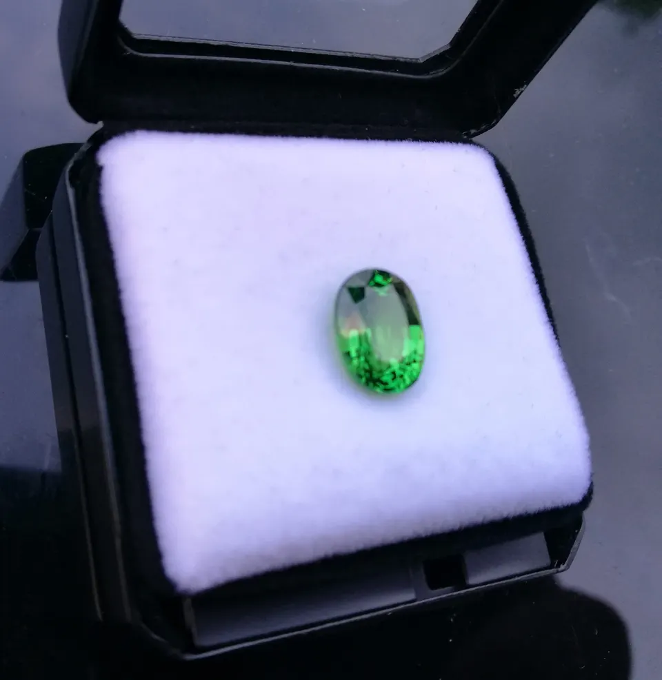 Tsavorit oval, 2,91ct leuchtend grün