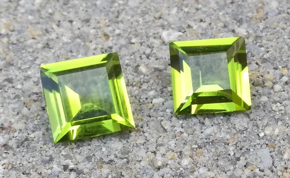 Peridot Pärchen (Pakistan) square step cut (carree), 8,69ct