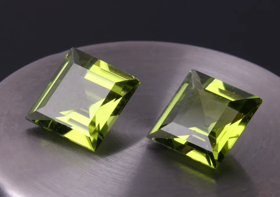 Peridot Pärchen (Pakistan) square step cut (carree), 8,69ct