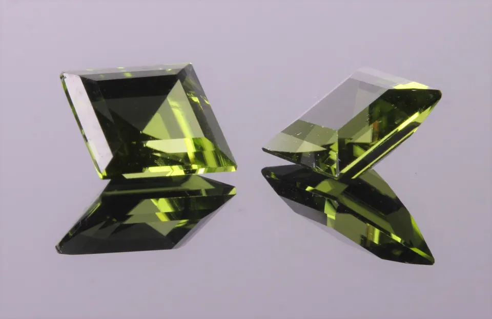 Peridot Pärchen (Pakistan) square step cut (carree), 8,69ct