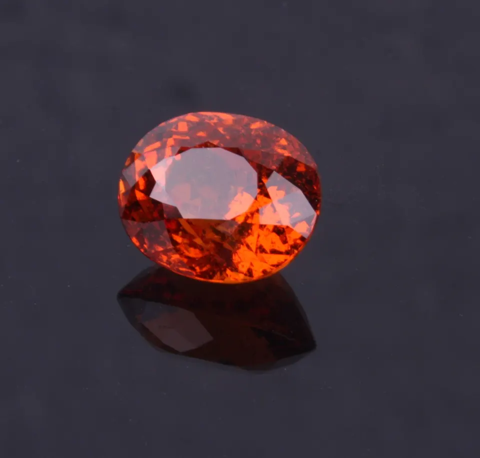Mandaringranat oval, 6,99ct, leuchtend orange