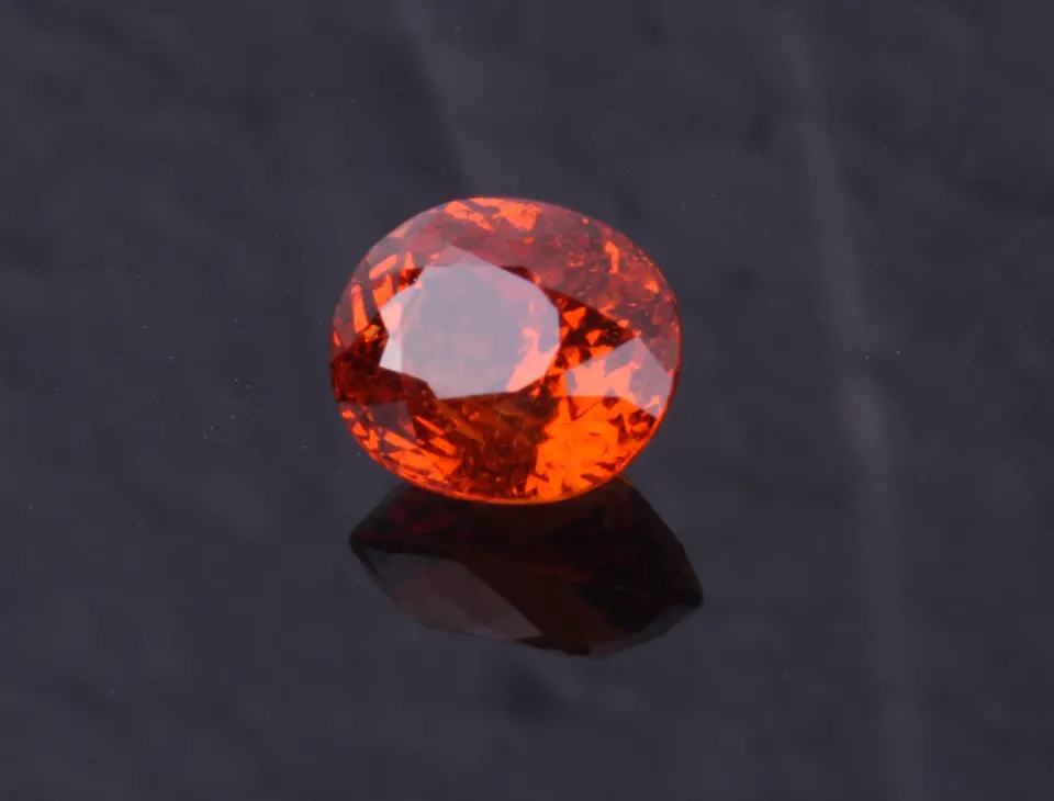 Mandaringranat oval, 6,99ct, leuchtend orange