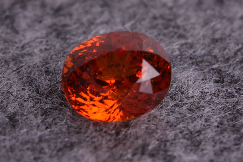 Mandaringranat oval, 6,99ct, leuchtend orange