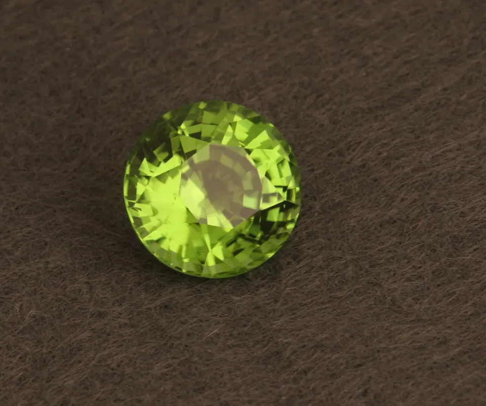 Peridot (Burma) rund mixed cut, 7,54ct, apfelgrün