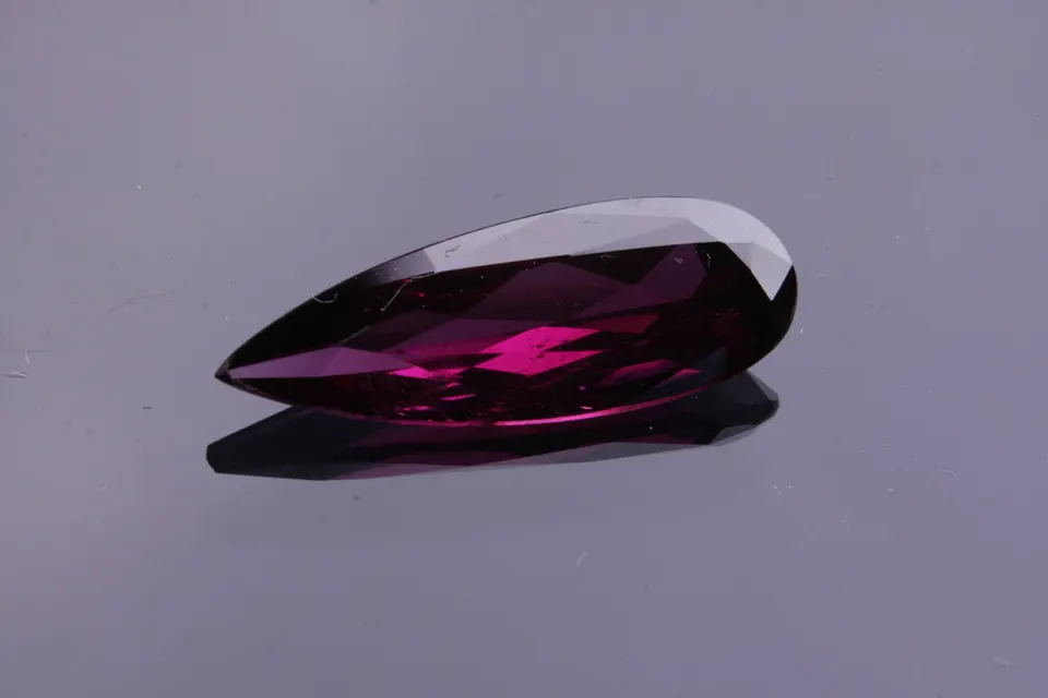 Royal Garnet, pear (Tropfen) 6,44ct in leuchtend tiefem rot/violett