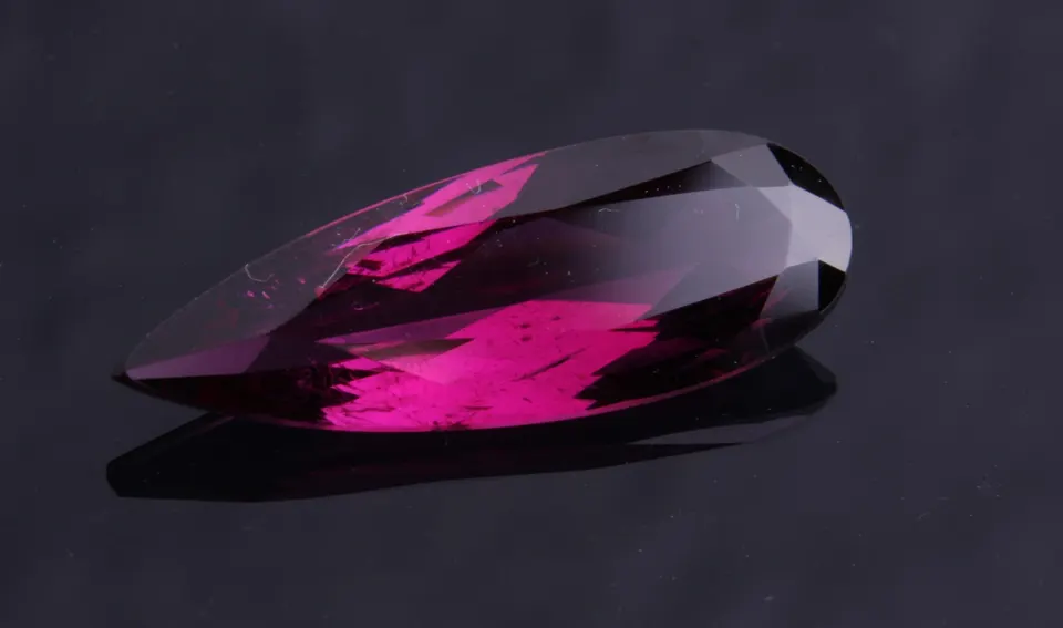 Royal Garnet, pear (Tropfen) 6,44ct in leuchtend tiefem rot/violett
