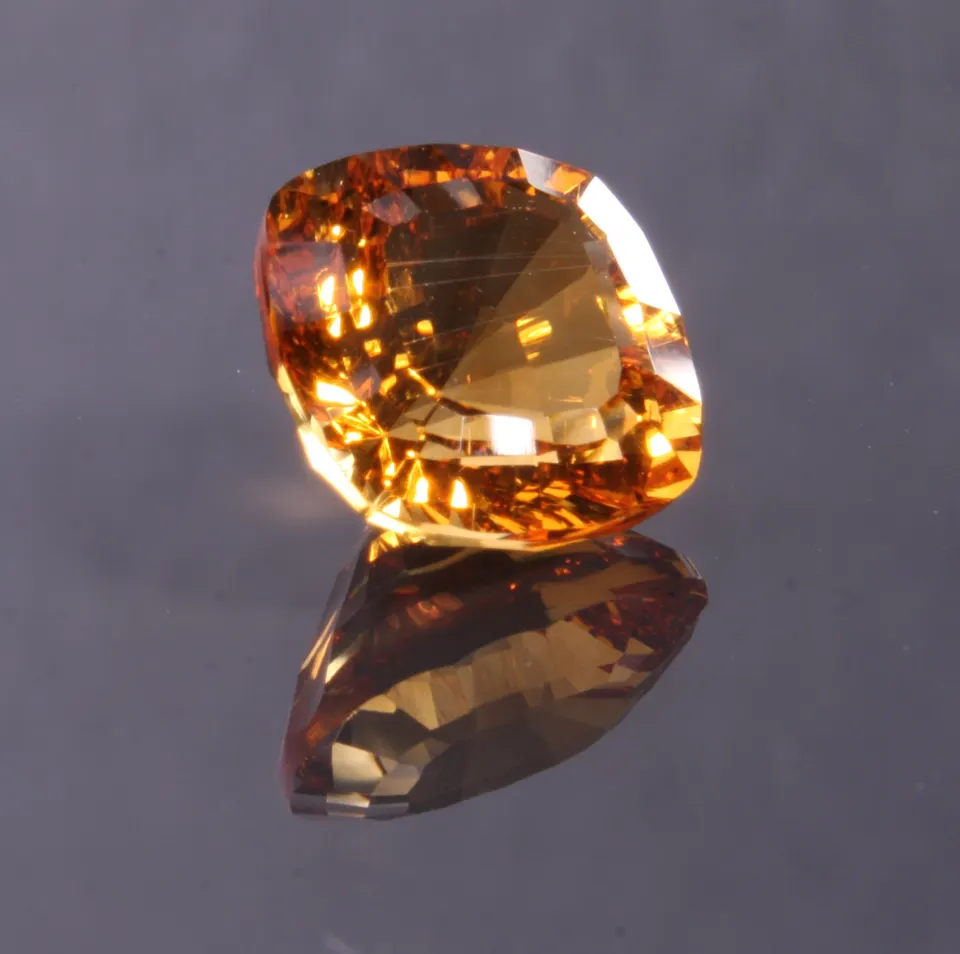 Madeira-Citrin, sqare cushion, 3,96ct, ca. 10x10mm (intense brownish yellow)