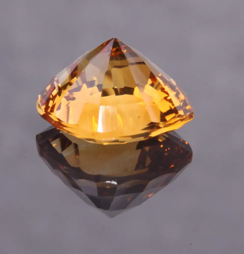 Madeira-Citrin, sqare cushion, 3,96ct, ca. 10x10mm (intense brownish yellow)