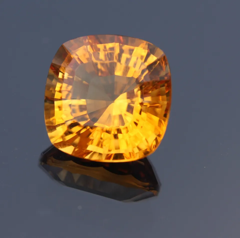 Madeira-Citrin, sqare cushion, 3,96ct, ca. 10x10mm (intense brownish yellow)