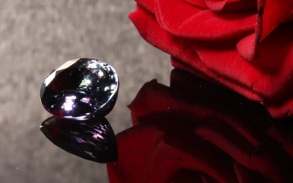 Tansanit, nicht behandelt, oval facettiert 5,24ct (blau/grün/violett)