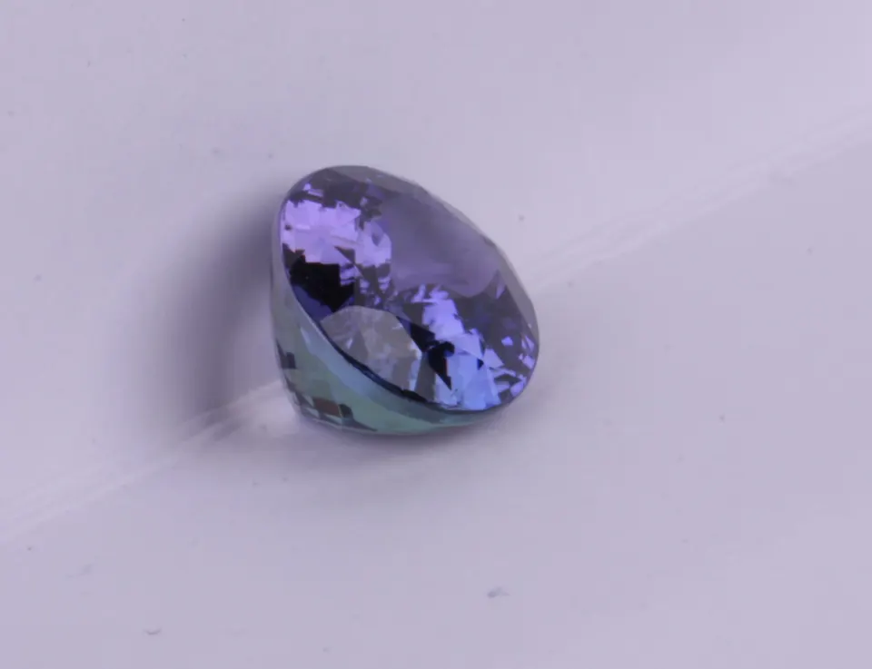 Tansanit, nicht behandelt, oval facettiert 5,24ct (blau/grün/violett)