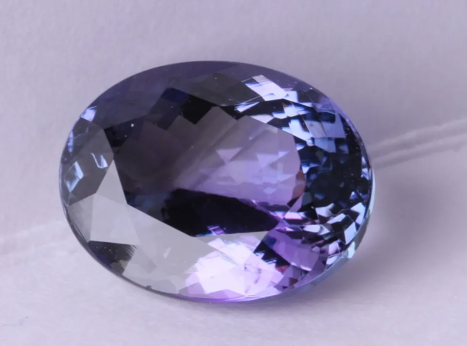 Tansanit, nicht behandelt, oval facettiert 5,24ct (blau/grün/violett)