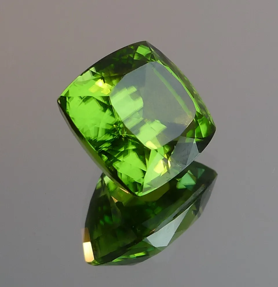 Peridot (Burma) rect. cushion, 11,49ct, intense yellow.green