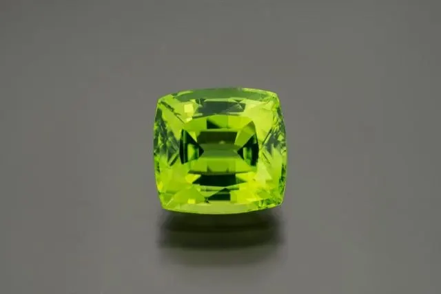 Peridot (Burma) rect. cushion, 11,49ct, intense yellow.green